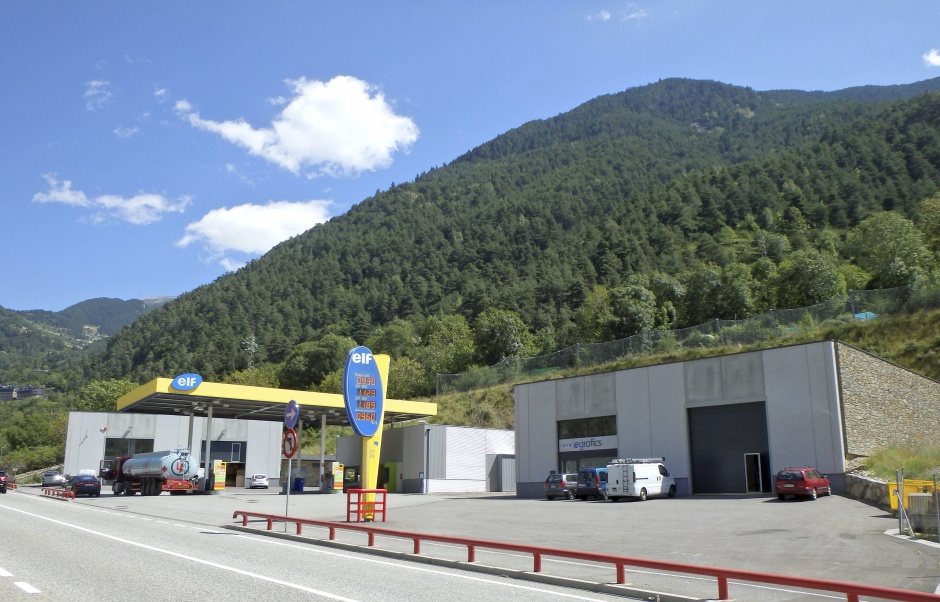 Dos naves en la gasolinera de Encamp, Arquitectura (Principado de Andorra)