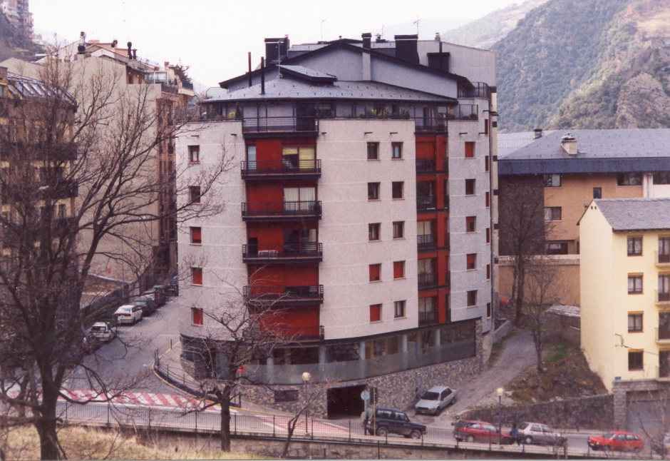 Edifici d'Habitatges Plurifamiliars al C/ de les Escoles, 2, Arquitectura (Principat d'Andorra)