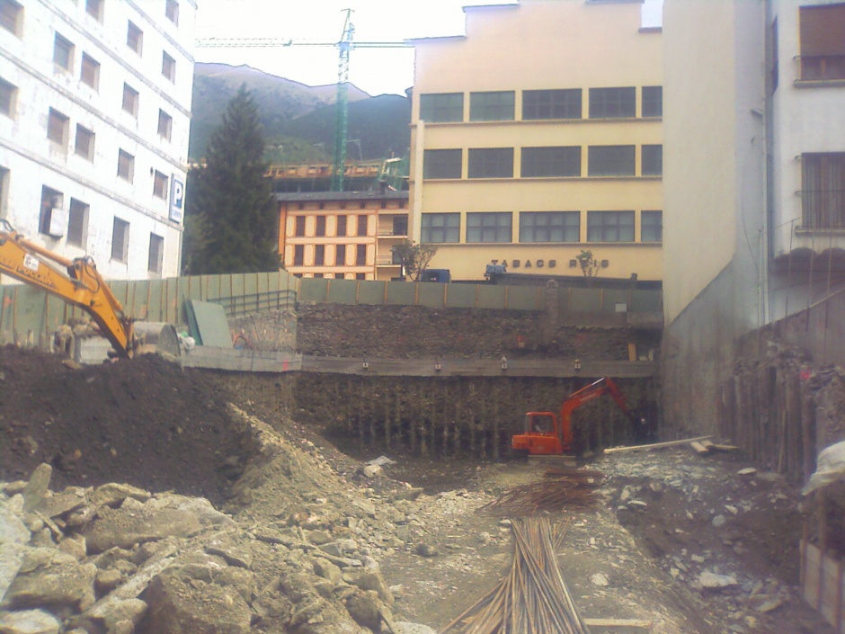 Excavació per a projecte d'aparcaments, locals comercials i vivendes, Enginyeria (Principat d'Andorra)